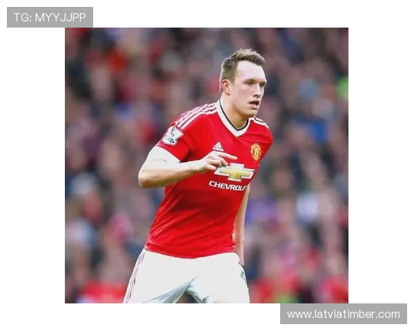 曼联重建进程稳步推进，本赛季表现稳健竞争力增强