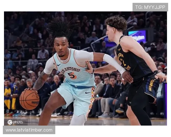 斯蒂芬·卡斯尔无球跑动制造空位 三分命中率稳步提升拉开球队空间